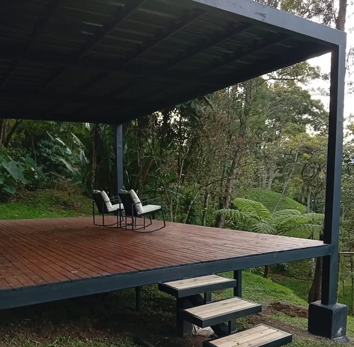 Deck con estructura metalica para finca